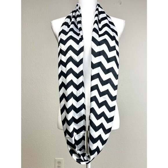 Lot 2 Lightweight Double-Sided INFINITY SCARVES Chevron Orange Black White NIP - Picture 4 of 4
